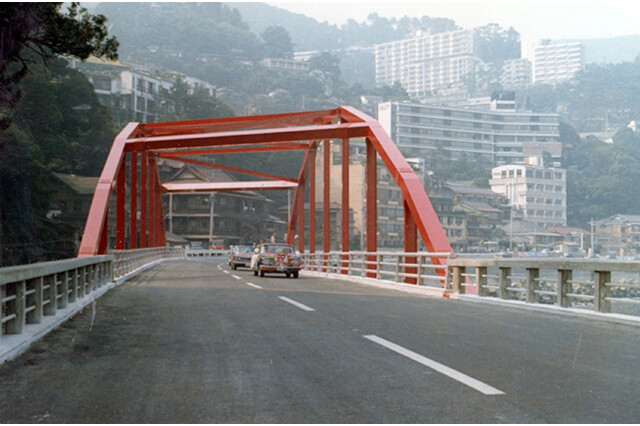 開通当時の伊豆山橋 写真
